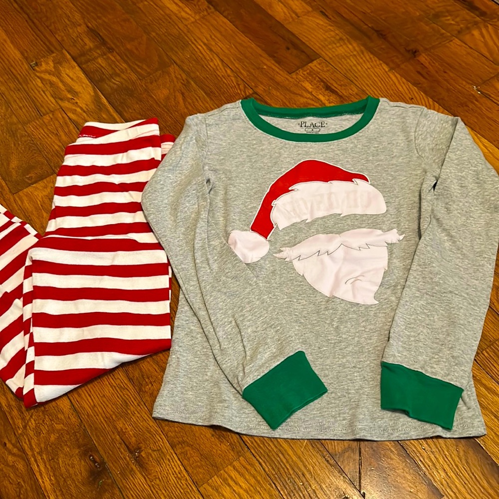 Childrens place “HOHOHO” glow in the dark Santa pjs/with red&white bottoms sz8